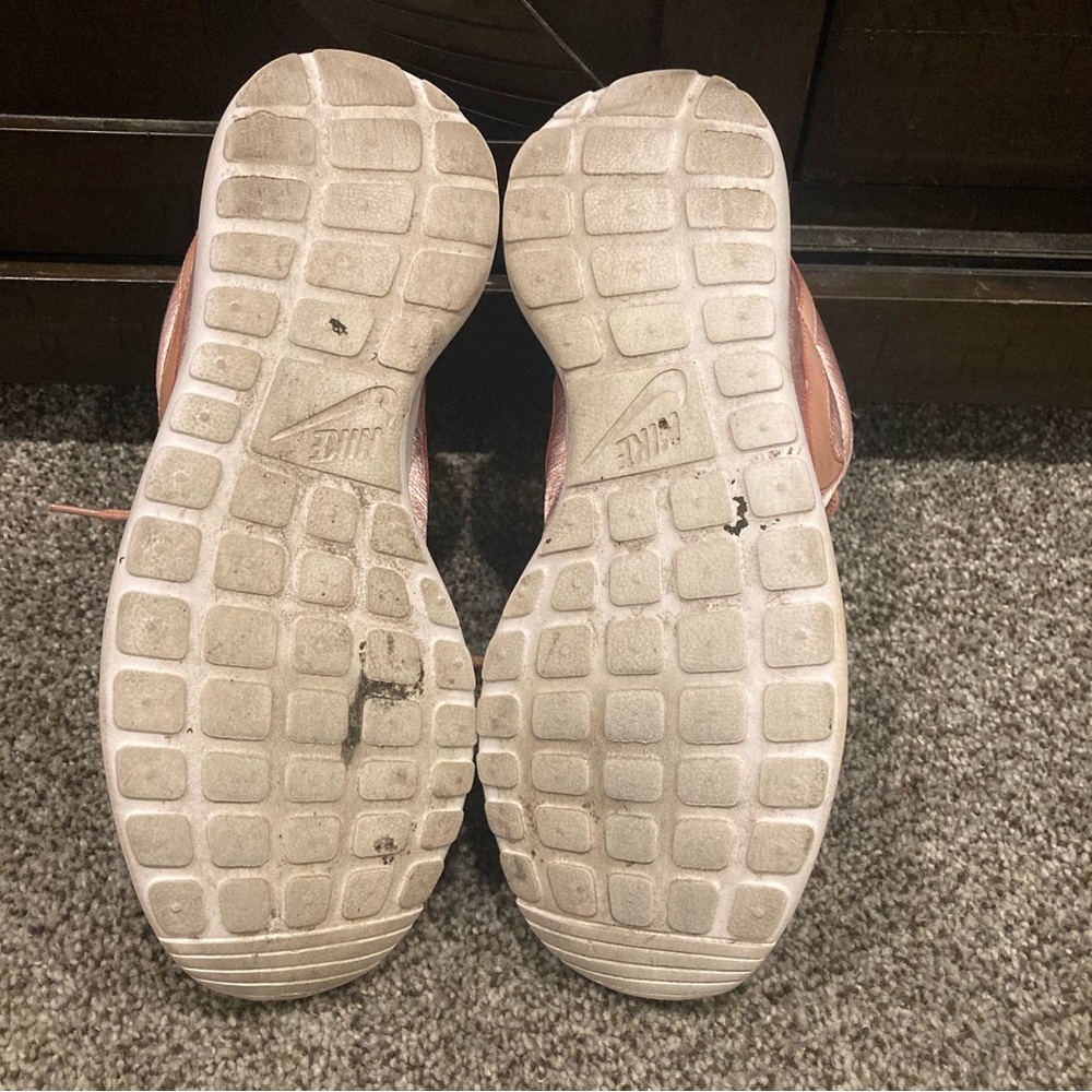 Size 8 Women's Nike Roshe One ORM Sneakers 833928-601 Rust Pink/Rush Pink/White - Picture 6 of 7
